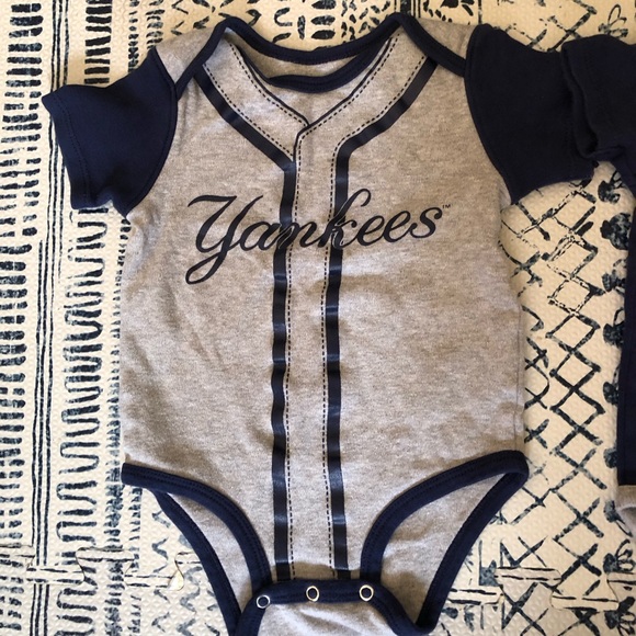 ❤️Bundle set of 2 Yankees Genuine Merchandise Short Sleeve Onesies 6/9 months - Picture 2 of 5